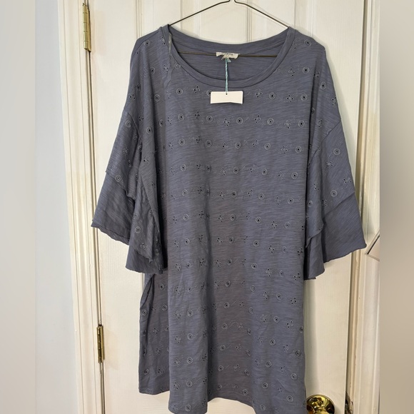 Umgee Gray Eyelet Blouse - Picture 1 of 5